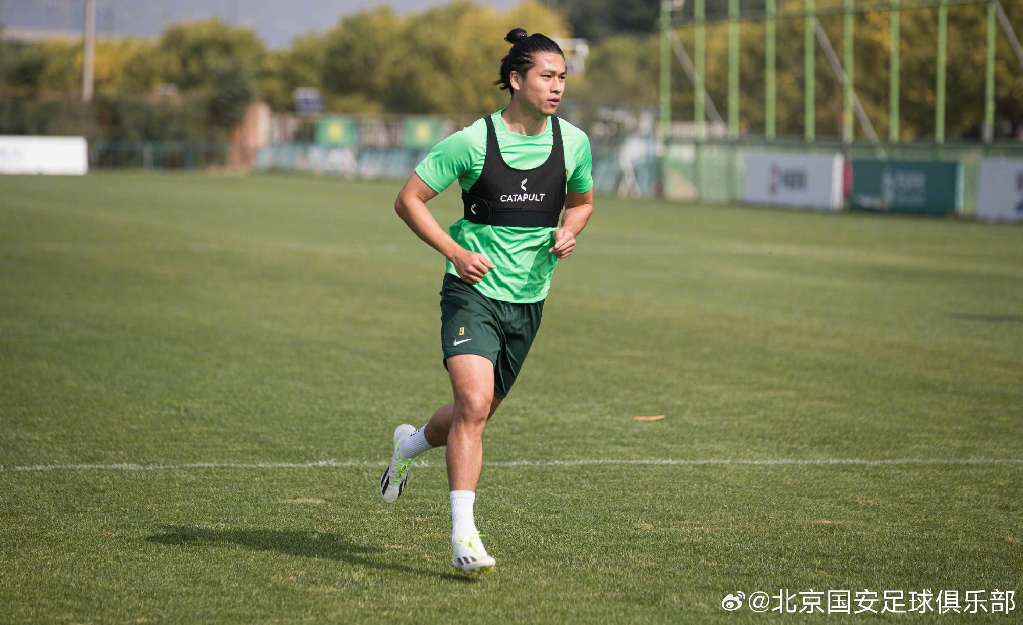 堂堂秦家家主，竟然对自己这个上门女婿这么恭敬。